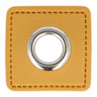 zilverkleurige nestels op oker vierkant van nepleer: gat diameter 11 mm