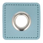 zilverkleurige nestels op licht jeansblauw vierkant van nepleer: gat diameter 11 mm