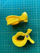 KLEM geel  voor het vastklemmen van speelgoed, tas, enz.