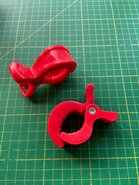 KLEM rood  voor het vastklemmen van speelgoed, tas, enz.