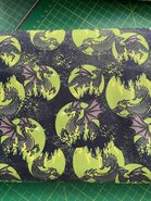 Mystic Dragons by Steinbeck: zwarte katoen met draken en vlammen in felle geel-groene kleuren. 