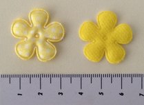 25mm bloemetje geel satijn met witte stip