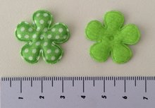 25mm bloemetje groen satijn met witte stip