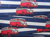 retrobus op gestreept geweven sierbandje