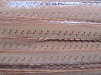 beige omvouwelastiek met klein schulprandje op de vouw