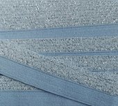 omvouwelastiek 1,6 cm breed met glitterband aan &eacute;&eacute;n kant / lichtblauw