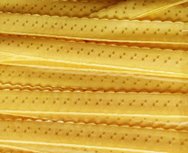 zacht maisgeel omvouwelastiek met klein schulprandje op de vouw (nog 1 meter)