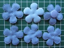 6 lichtjeanskleurige bloemen met dezelfde kleur snaps maat 20