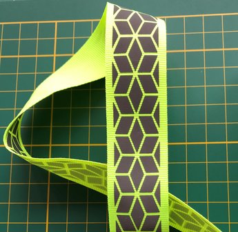 28 mm breed ribsband met reflecterend sterpatroon op geel-groen