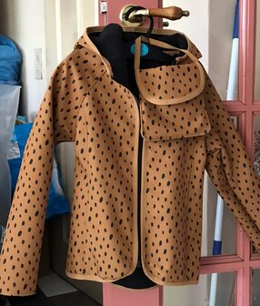 Softshell getekende stippen op donker-oker, water- en winddicht! 