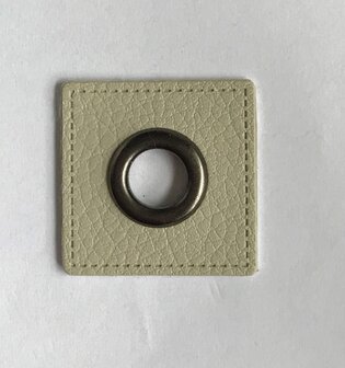 oud-zilverkleurige nestels op lichtbeige/creme vierkant van nepleer: gat diameter 8 mm