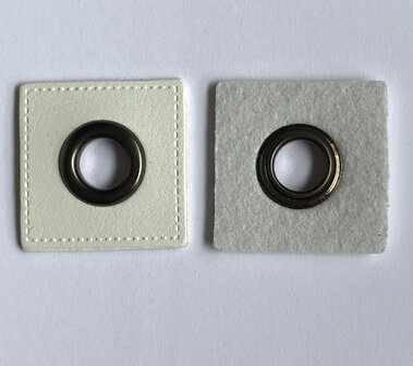 oud-zilverkleurige nestels op (wol)wit vierkant van nepleer: gat diameter 8 mm