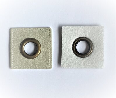 bronskleurige nestels op een licht-beige vierkant van nepleer: gat diameter 8 mm