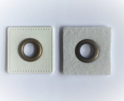bronskleurige nestels op een (wol)wit vierkant van nepleer: gat diameter 8 mm