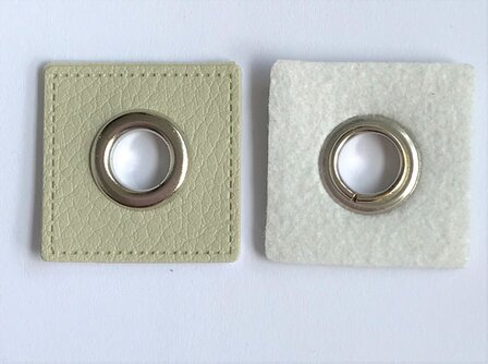 zilverkleurige nestels op licht-beige/creme vierkant van nepleer: gat diameter 8 mm