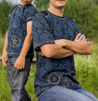 Happy Metal: tricot met schroeven, moeren en tandwielen op donkerblauw
