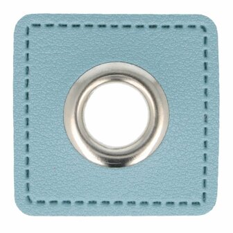 zilverkleurige nestels op licht jeansblauw vierkant van nepleer: gat diameter 11 mm