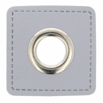 zilverkleurige nestels op grijs vierkant van nepleer: gat diameter 11 mm