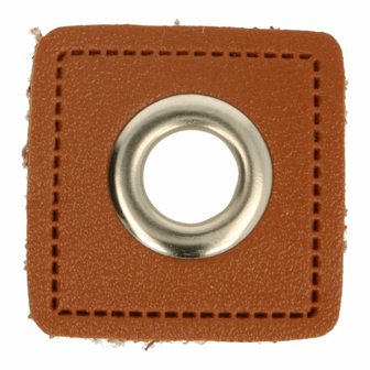 zilverkleurige nestels op bruin vierkant van nepleer: gat diameter 8 mm