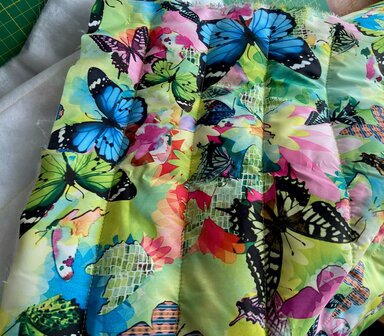 coupon 160 cm: Doorgestikte jassenstof lichtgroen met grote vlinders