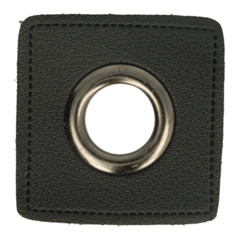 oud-zilverkleurige nestels op zwart vierkant van nepleer: gat diameter 8 mm