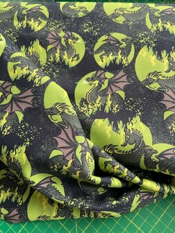 Mystic Dragons by Steinbeck: zwarte katoen met draken en vlammen in felle geel-groene kleuren. 