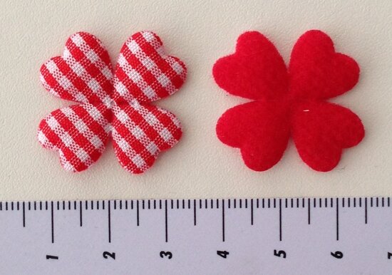 28mm klaverbloem met vier hartenblaadjes, rood/wit