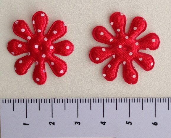  bloem met stip, rood satijn 28mm