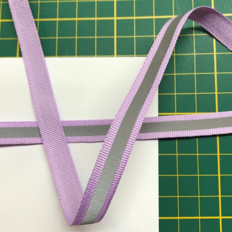 1 cm breed ribsband met reflecterende streep op lila