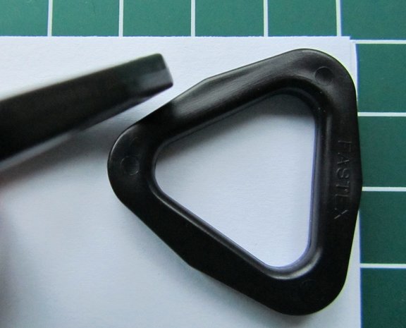 D-ring driehoekig zwart kunststof 22 mm