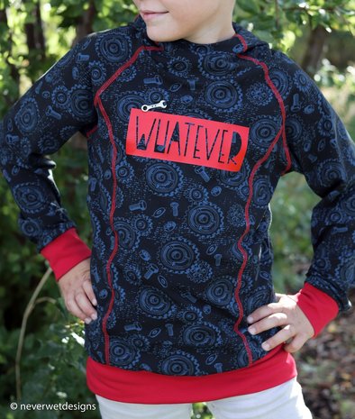 Happy Metal: tricot met schroeven, moeren en tandwielen op donkerblauw