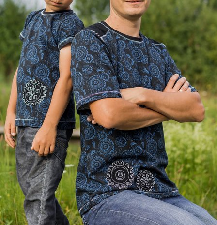 Happy Metal: tricot met schroeven, moeren en tandwielen op donkerblauw