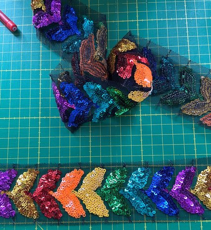 glitterband 6,5 cm breed: pailletjes op soepel gaas gestikt in de vorm van blaadjes