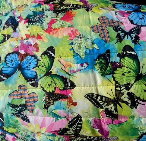 coupon 160 cm: Doorgestikte jassenstof lichtgroen met grote vlinders