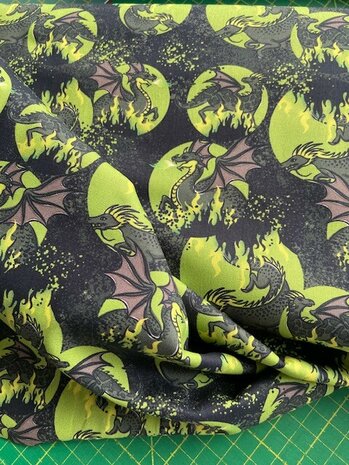 Mystic Dragons by Steinbeck: zwarte katoen met draken en vlammen in felle geel-groene kleuren. 