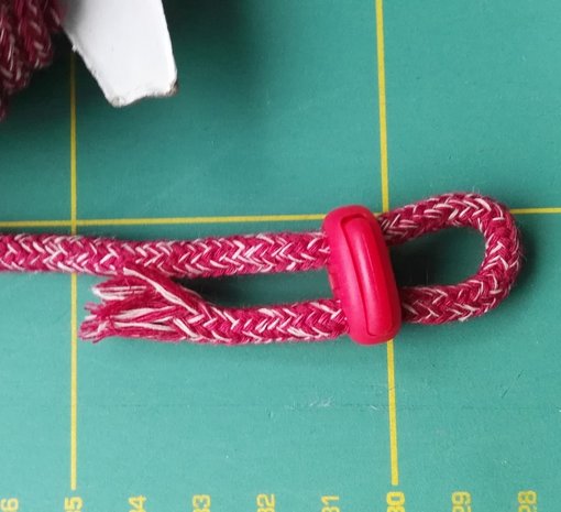 koordstopper met twee gaten voor koord tot maximaal 5 mm, fuchsia