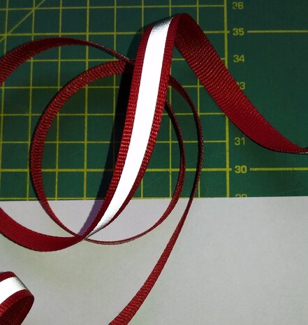 1 cm breed ribsband met reflecterende streep op rood