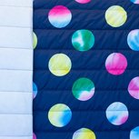 Doorgestikte jassenstof donkerblauw met tye-dye gekleurde ballen Doorgestikte jassenstof donkerblauw met tye-dye gekleurde ballen