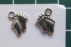 bedeltje: hele kleine babyvoetjes bedeltje: hele kleine babyvoetjes