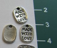 bedeltje: ovaal plaatje met "made with love" bedeltje: ovaal plaatje met "made with love"