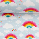 Toni: regenbogen en wolkjes op lichtblauwe katoen Toni: regenbogen en wolkjes op lichtblauwe katoen