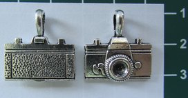 bedeltje:fototoestel zilverkleurig bedeltje:fototoestel zilverkleurig