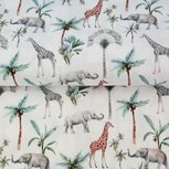 Stenzo: giraffen en olifant tussen de palmbomen op wolwitte katoen Stenzo: giraffen en olifant tussen de palmbomen op wolwitte katoen