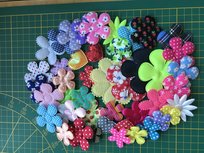 zakje gemengde kleine applicaties: bloemetjes, hartjes, sterren, vlindertjes ca 50 stuks zakje gemengde kleine applicaties: bloemetjes, hartjes, sterren, vlindertjes ca 50 stuks