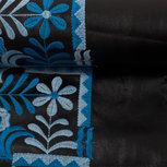 Cindy: prachtig zacht en soepel rekbaar zwart nepleer (met blauw geborduurde rand). Cindy: prachtig zacht en soepel rekbaar zwart nepleer (met blauw geborduurde rand).