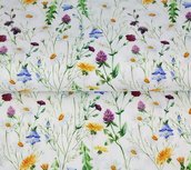 Stenzo: witte tricot met zomerbloeiers zoals klaver, margrietjes, paardebloem en campanula Stenzo: witte tricot met zomerbloeiers zoals klaver, margrietjes, paardebloem en campanula