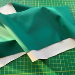 Karla: jassenstof: klein beetje rubberachtig nepleer groen Karla: jassenstof: klein beetje rubberachtig nepleer groen
