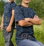 Happy Metal: tricot met schroeven, moeren en tandwielen op donkerblauw Happy Metal: tricot met schroeven, moeren en tandwielen op donkerblauw
