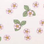 Vintage botanical, tricot met kleine aardbei-bloemetjes op gebroken wit Vintage botanical, tricot met kleine aardbei-bloemetjes op gebroken wit