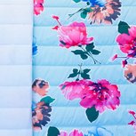 coupon 75 cm: Doorgestikte jassenstof lichtblauw met bloemen coupon 75 cm: Doorgestikte jassenstof lichtblauw met bloemen